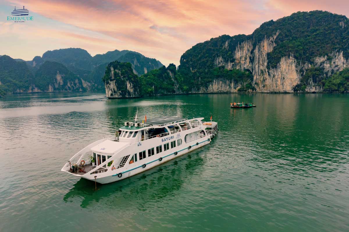 Du thuyền Emeraude